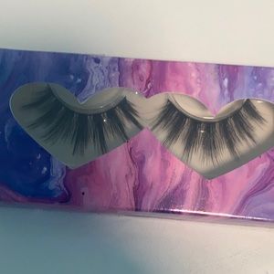 I am selling lashes